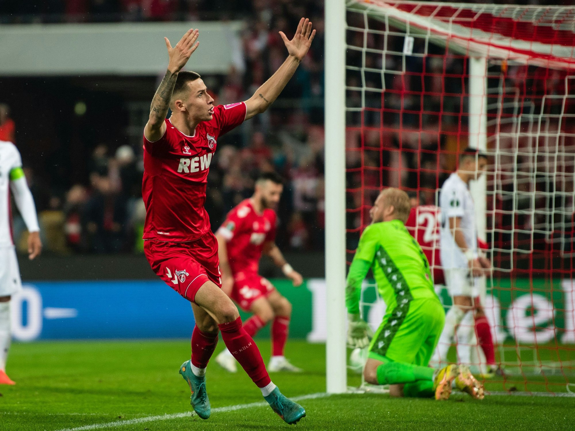 Denis Huseinbasic trifft für den 1. FC Köln gegen den OGC Nizza.