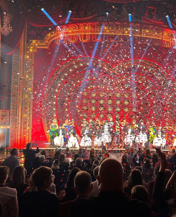 Glitzer, Pomp und Feuer: Die Show Moulin Rouge in Köln.