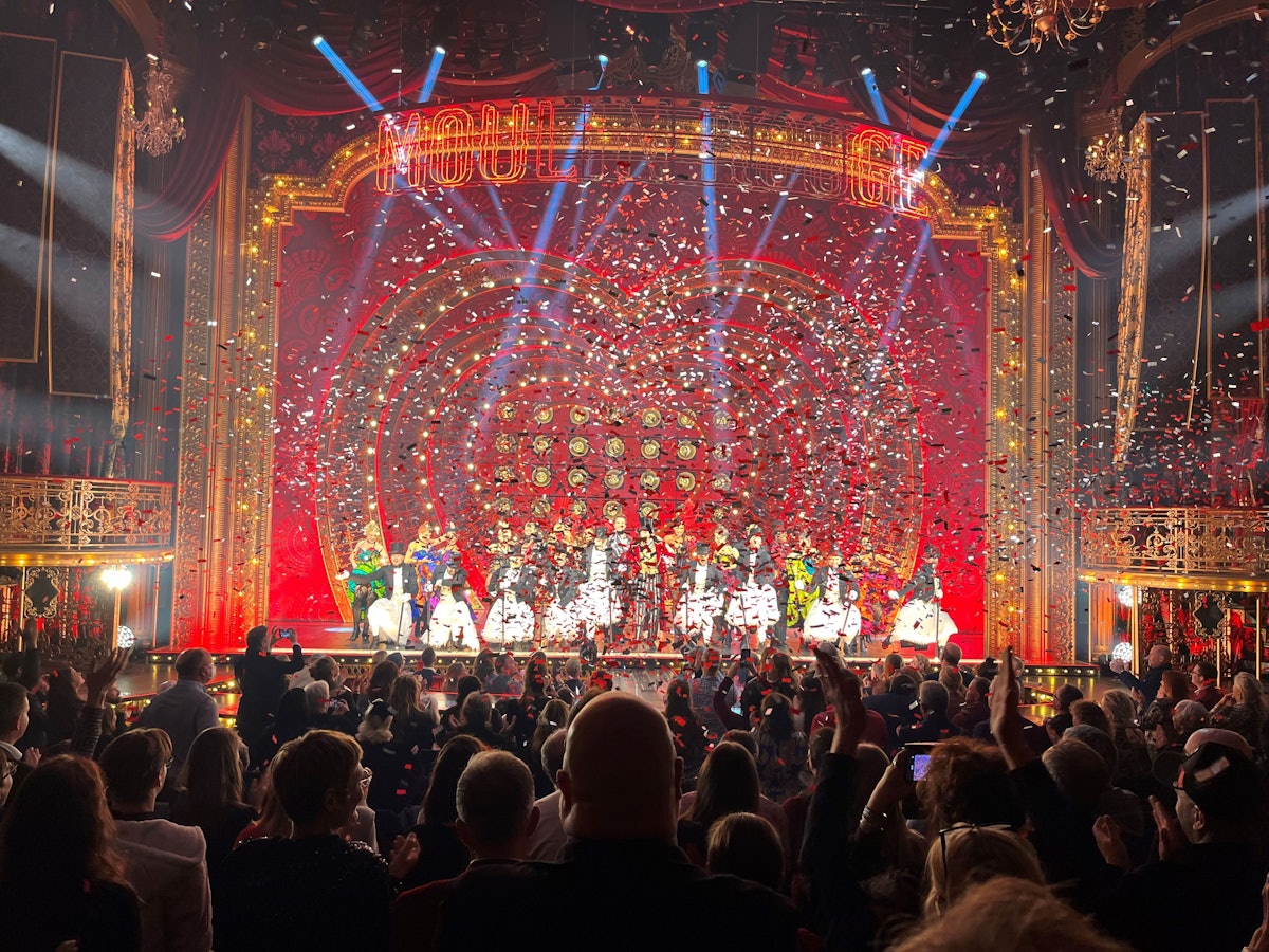 Glitzer, Pomp und Feuer: Die Show Moulin Rouge in Köln.