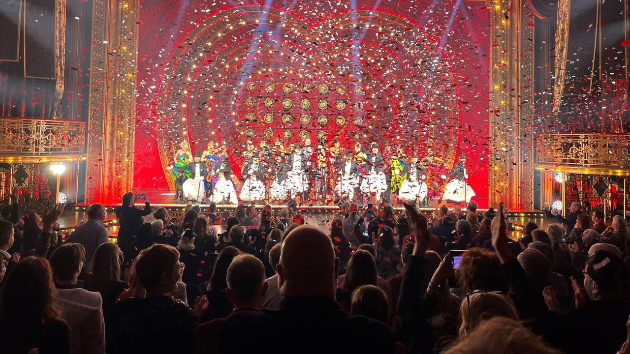 Glitzer, Pomp und Feuer: Die Show Moulin Rouge in Köln.
