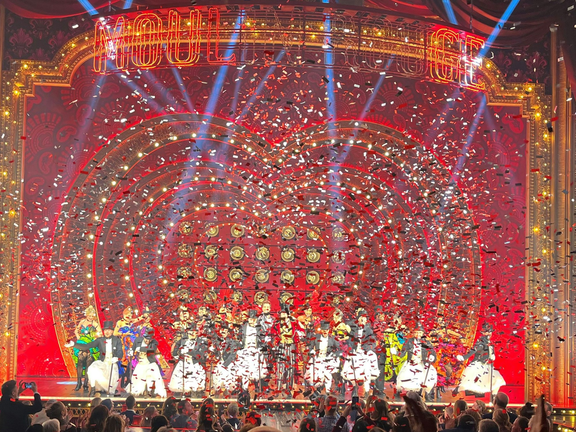 Glitzer, Pomp und Feuer: Die Show Moulin Rouge in Köln.