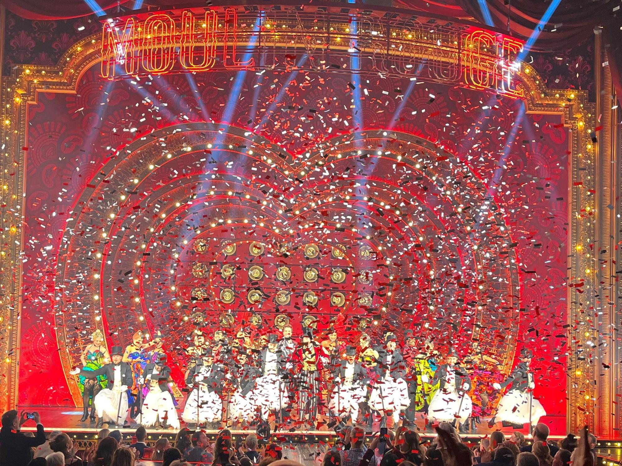 Glitzer, Pomp und Feuer: Die Show Moulin Rouge in Köln.