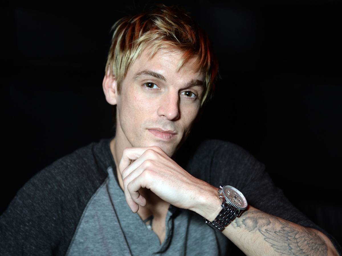 Aaron Carter schaut in die Kamera.