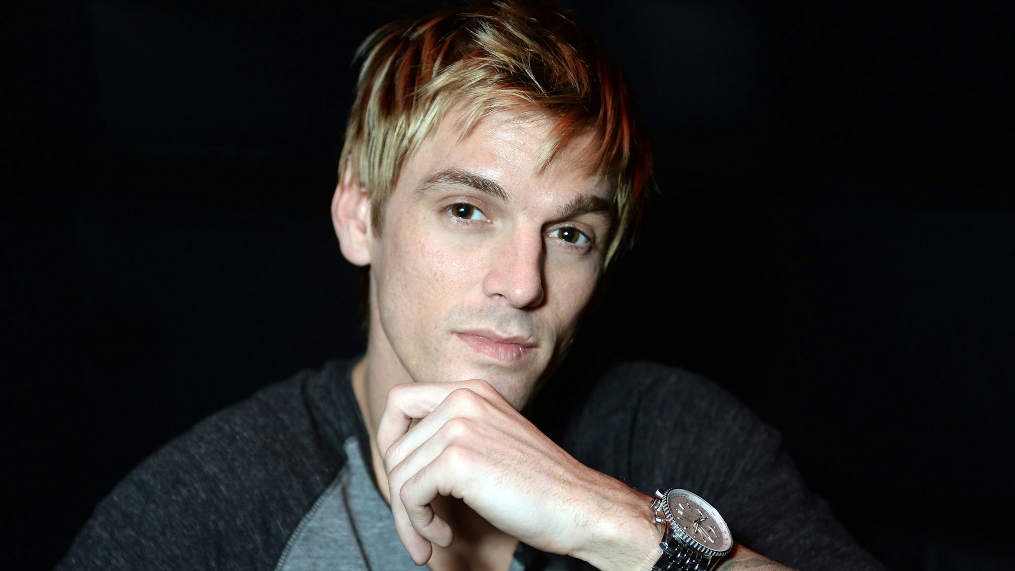 Aaron Carter schaut in die Kamera.