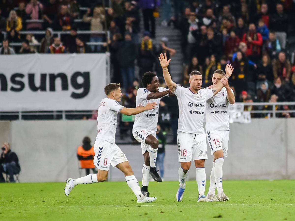 Lukas Podolski feiert mit seinen Teamkollegen von Gornik Zabrze sein Tor am 5. November 2022.