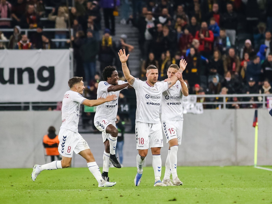 Lukas Podolski feiert mit seinen Teamkollegen von Gornik Zabrze sein Tor am 5. November 2022.