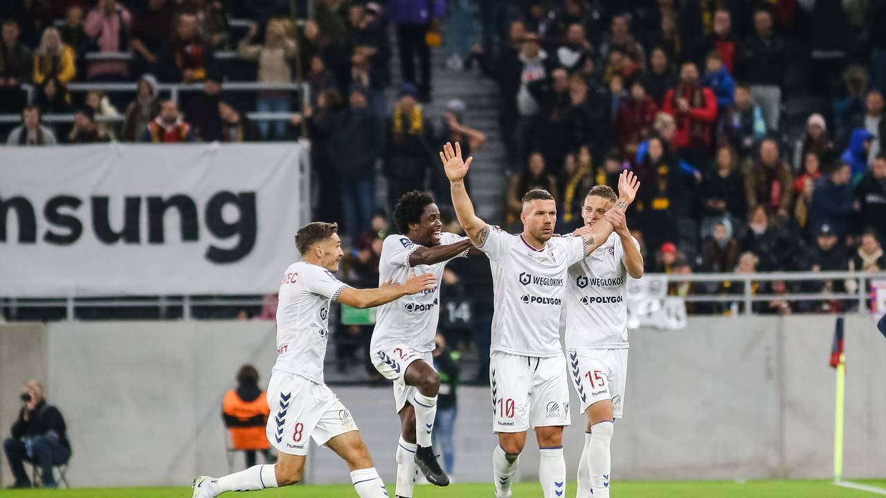 Lukas Podolski feiert mit seinen Teamkollegen von Gornik Zabrze sein Tor am 5. November 2022.