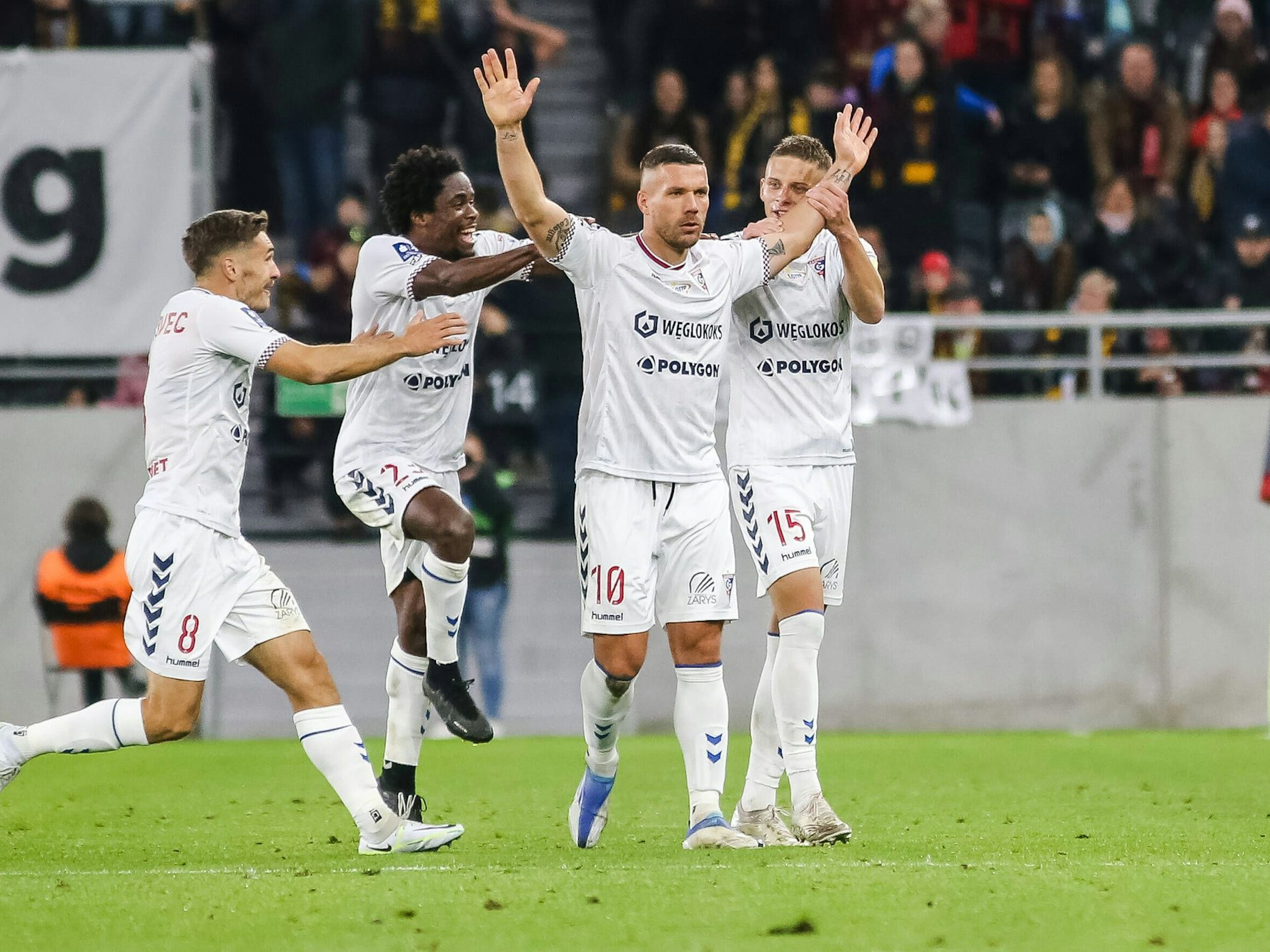 Lukas Podolski feiert mit seinen Teamkollegen von Gornik Zabrze sein Tor am 5. November 2022.