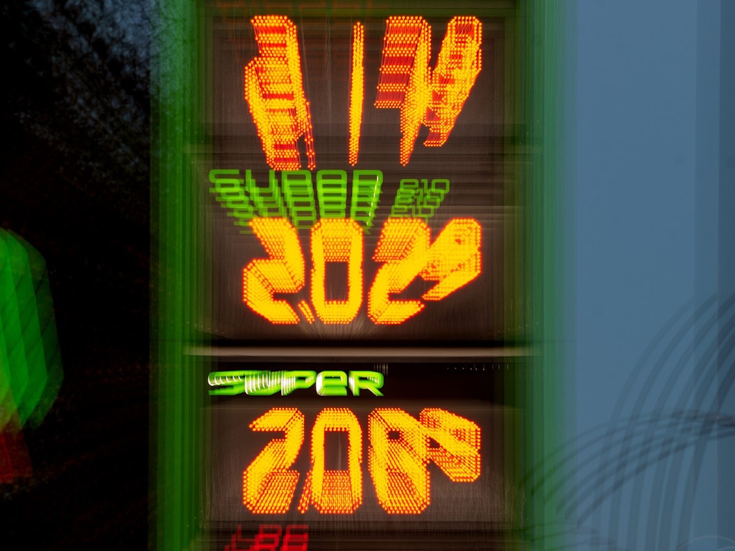 Preise für Diesel und Super-Benzin werden an einer Tankstelle angezeigt.