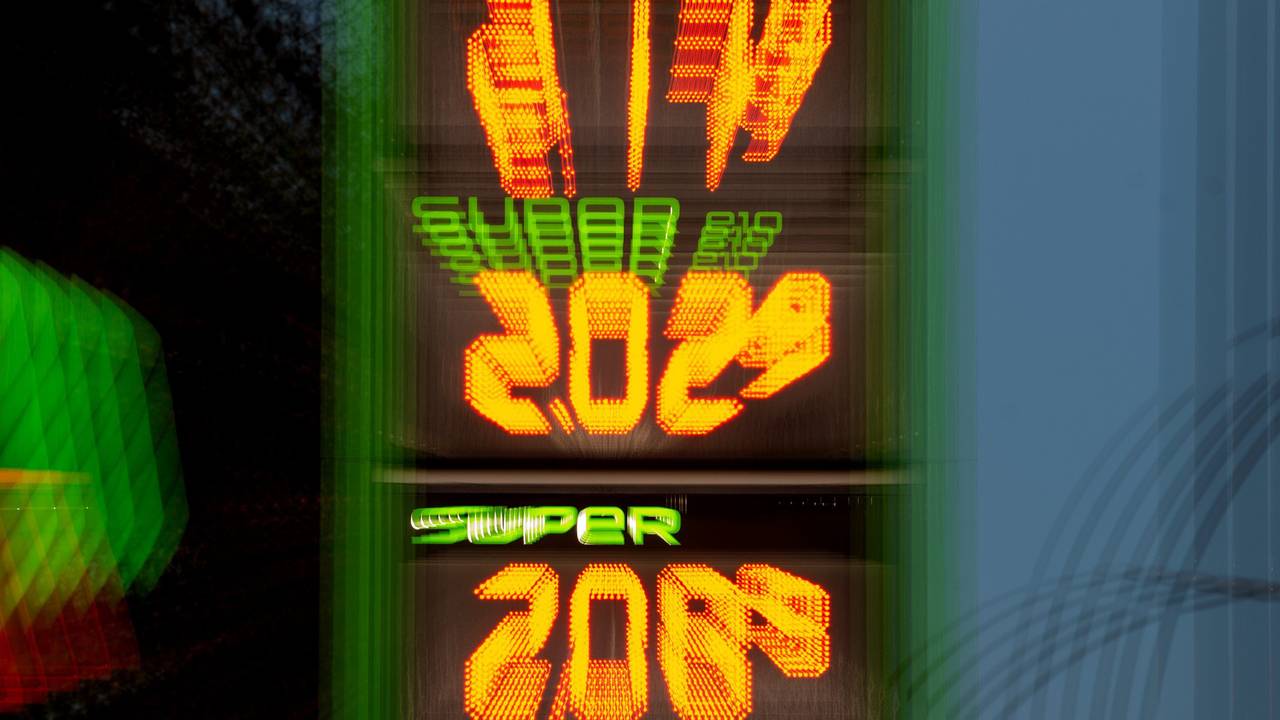 Preise für Diesel und Super-Benzin werden an einer Tankstelle angezeigt.