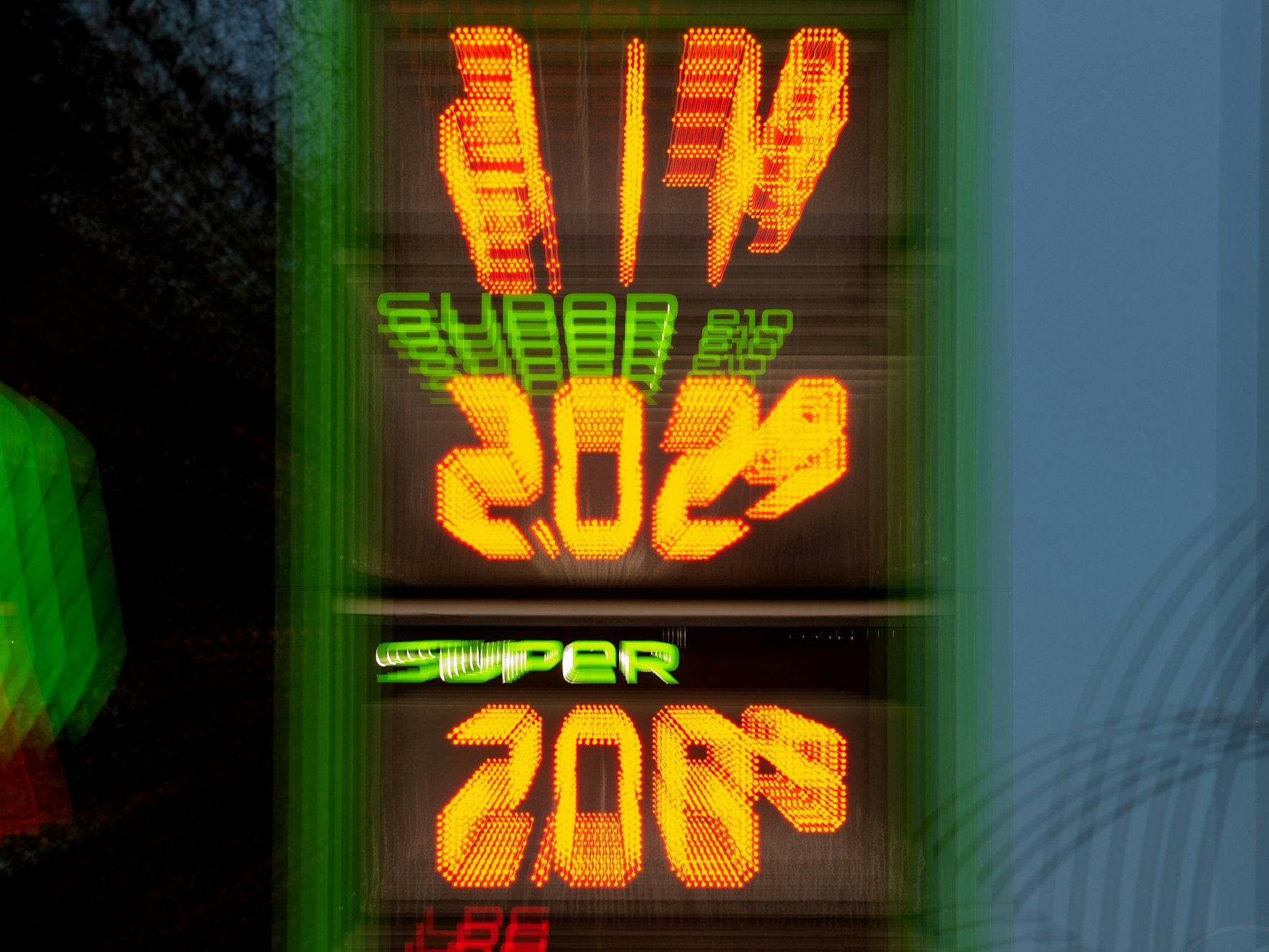 Preise für Diesel und Super-Benzin werden an einer Tankstelle angezeigt.