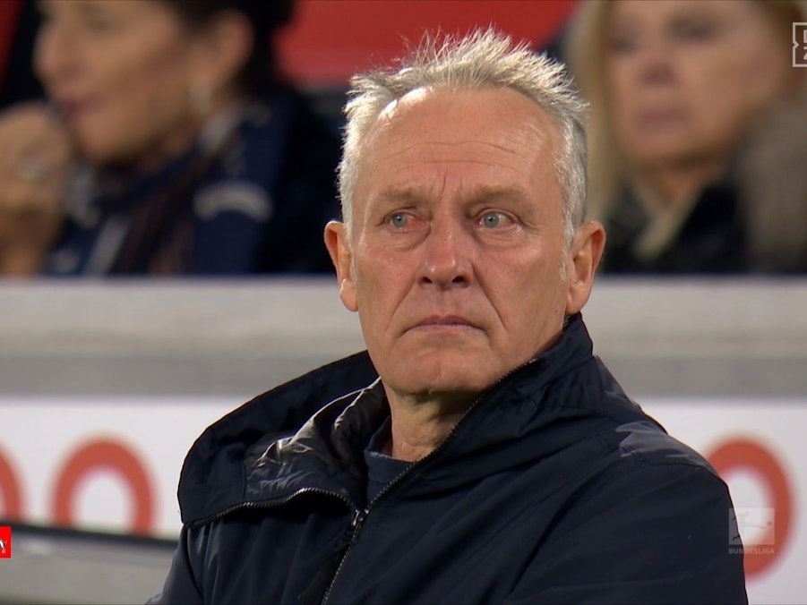 Christian Streich mit feuchten Augen beim Sieg des SC Freiburg gegen den 1. FC Köln.