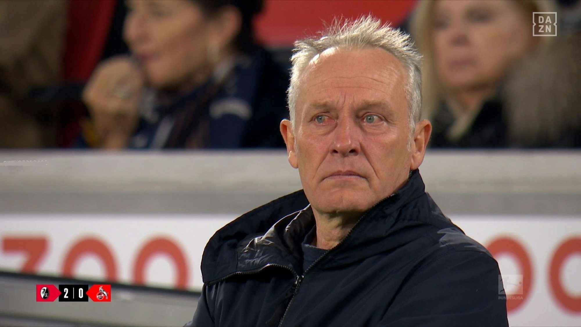 Christian Streich mit feuchten Augen beim Sieg des SC Freiburg gegen den 1. FC Köln.