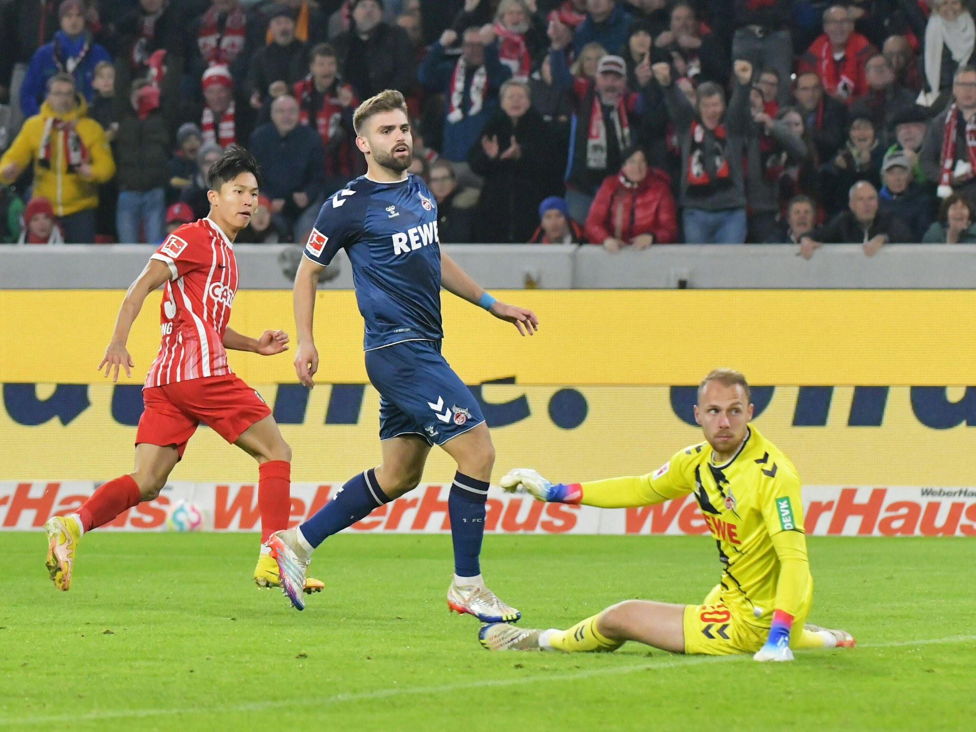 Freiburgs Joeng trifft zur 1:0-Führung und lässt FC-Keeper Marvin Schwäbe keine Chance (6. November 2022).
