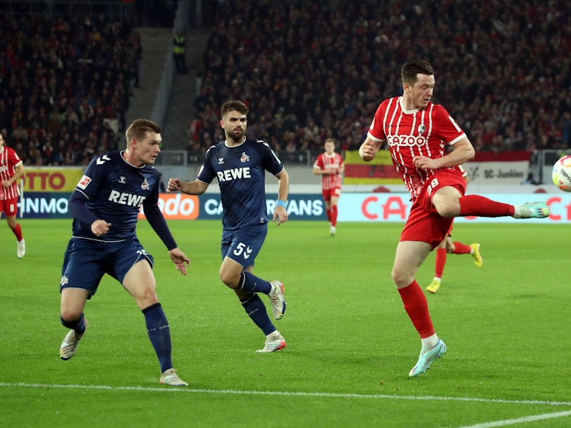 Kölns Innenverteidiger Luca Kilian (l.) und Nikola Soldo konnten den SC Freiburg um 2:0-Torschütze Michael Gregoritsch am Sonntagabend (6. November 2022) nicht stoppen.