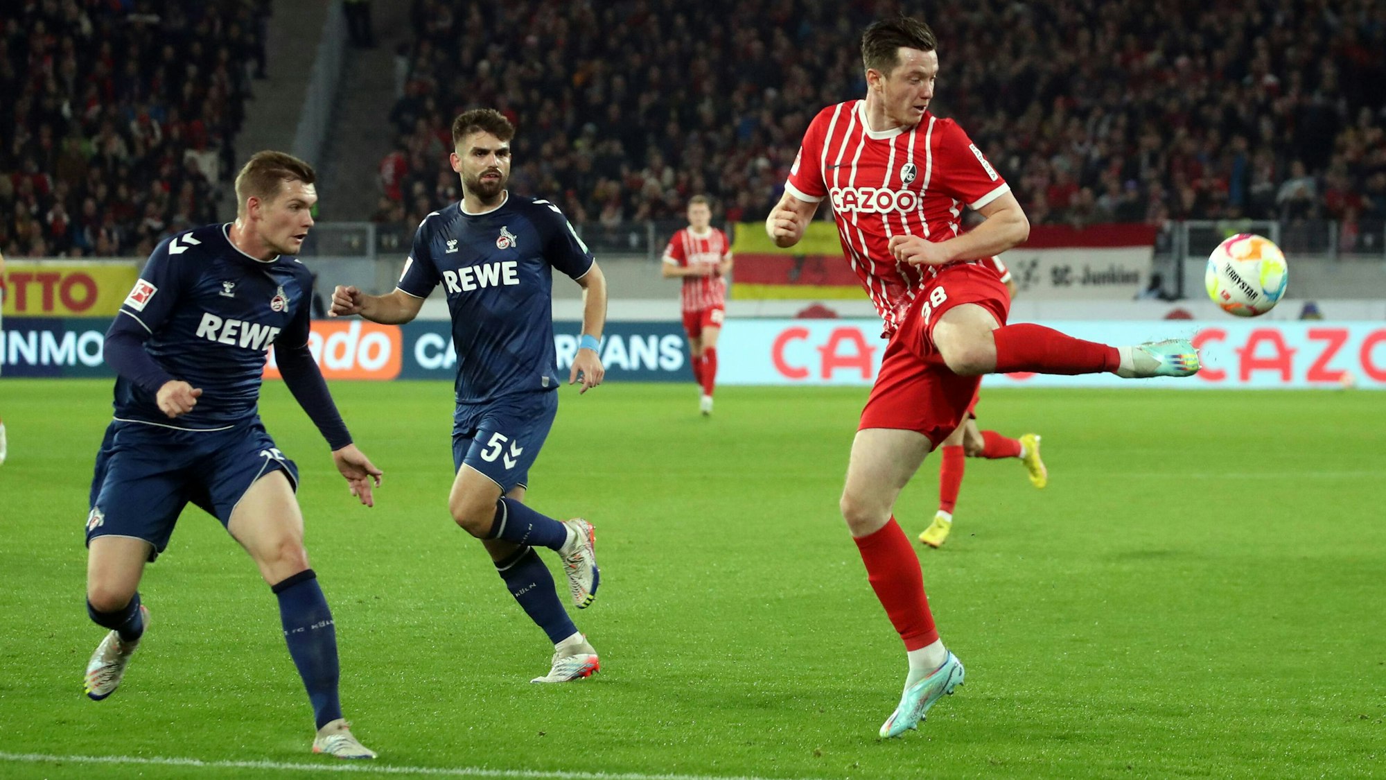 Kölns Innenverteidiger Luca Kilian (l.) und Nikola Soldo konnten den SC Freiburg um 2:0-Torschütze Michael Gregoritsch am Sonntagabend (6. November 2022) nicht stoppen.