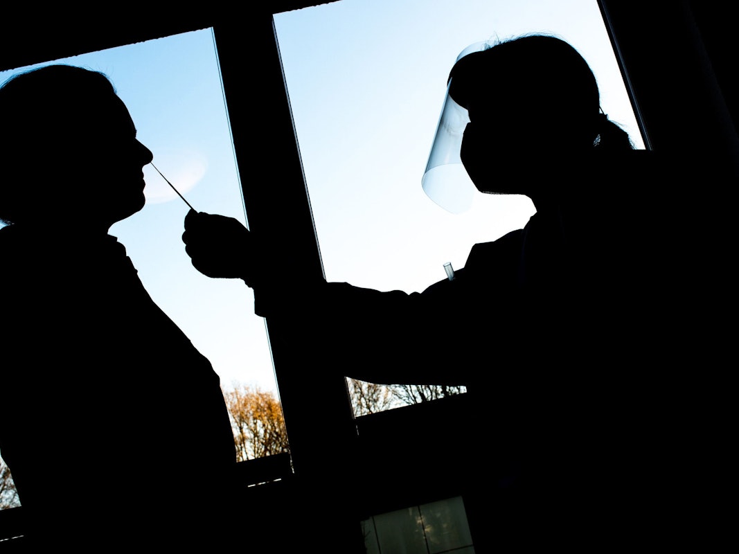 Eine Altenpflegerin nimmt in einem Altenwohnzentrum einen Abstrich für einen Corona-Schnelltest.