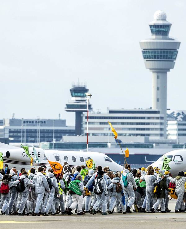 Klimaaktivisten und -aktivistinnen blockieren am 5. November 2022 Privatjets auf dem Flughafen Schiphol in Amsterdam.