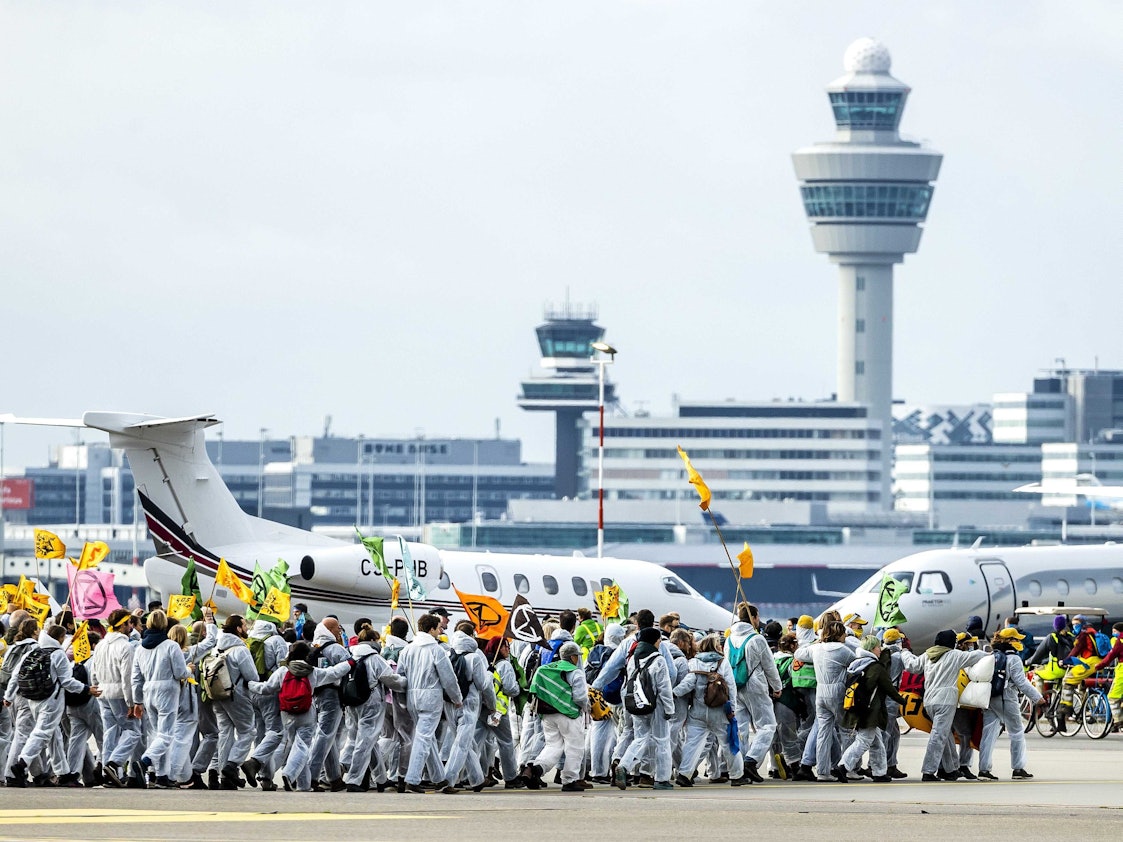 Klimaaktivisten und -aktivistinnen blockieren am 5. November 2022 Privatjets auf dem Flughafen Schiphol in Amsterdam.