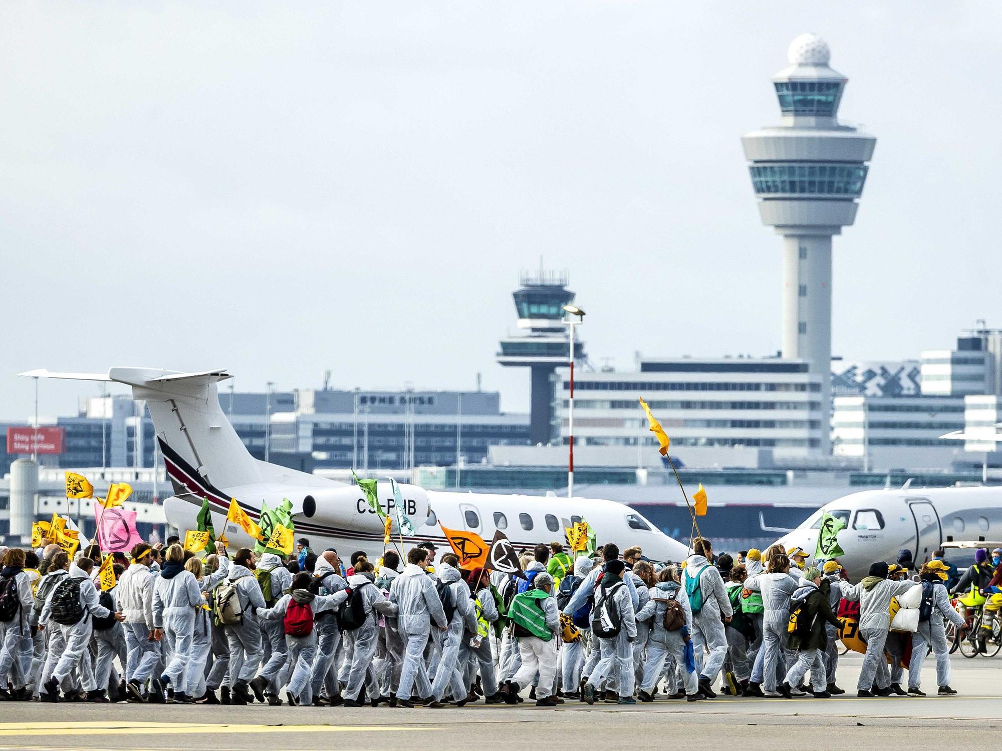 Klimaaktivisten und -aktivistinnen blockieren am 5. November 2022 Privatjets auf dem Flughafen Schiphol in Amsterdam.