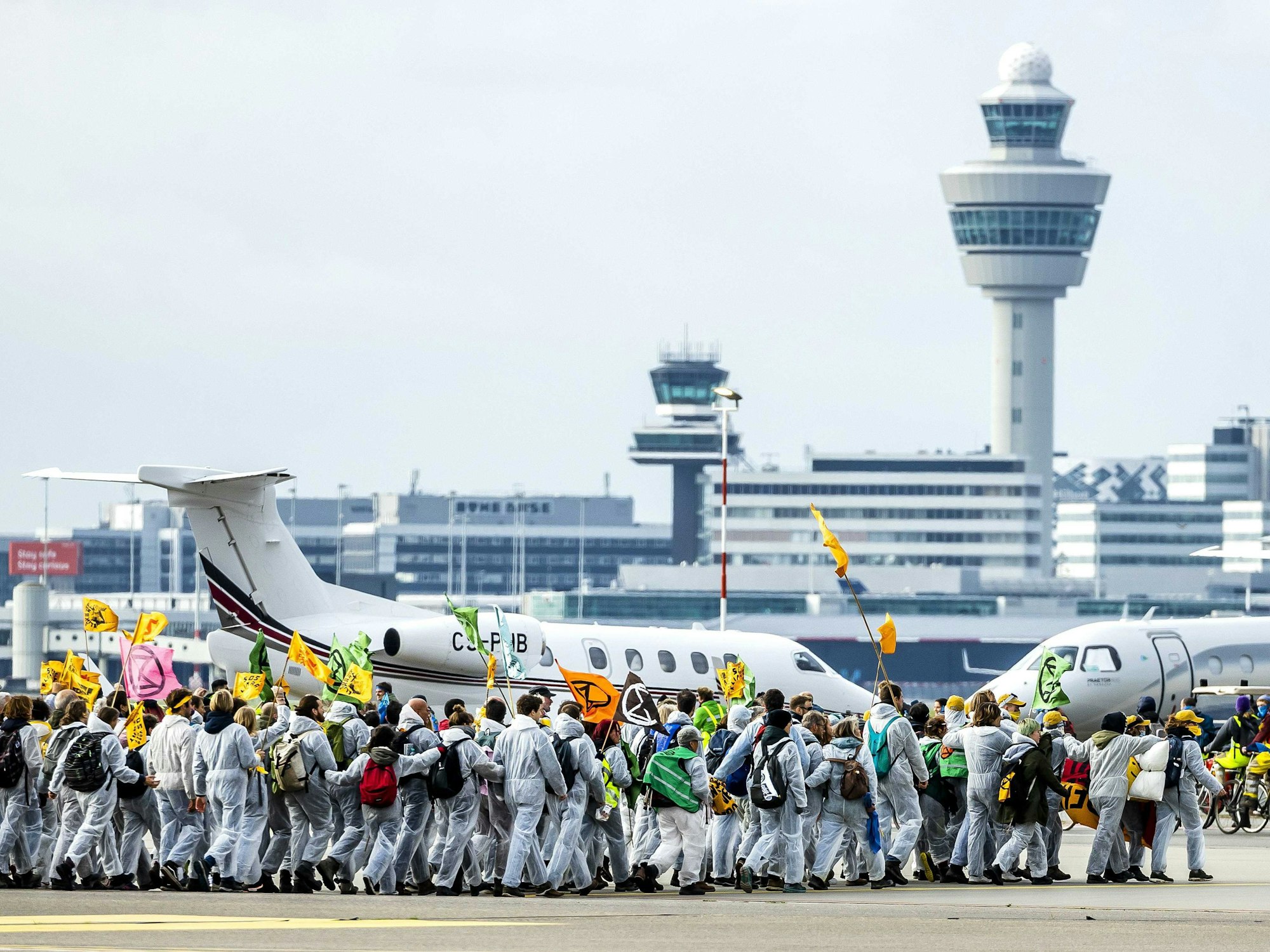 Klimaaktivisten und -aktivistinnen blockieren am 5. November 2022 Privatjets auf dem Flughafen Schiphol in Amsterdam.