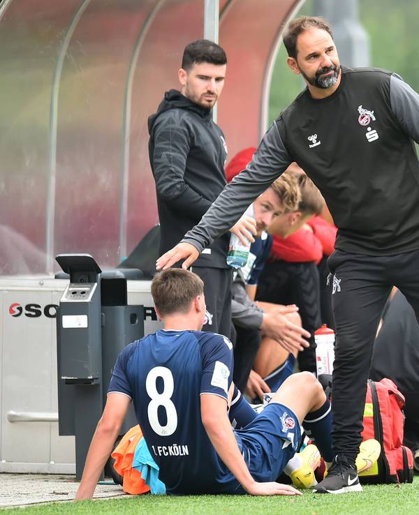 Stefan Ruthenbeck Trainer tätschelt Jaka Cuber Potocnik.