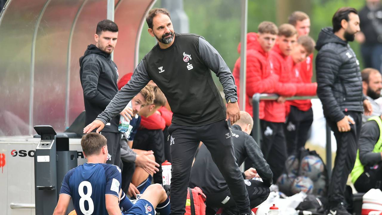 Stefan Ruthenbeck Trainer tätschelt Jaka Cuber Potocnik.