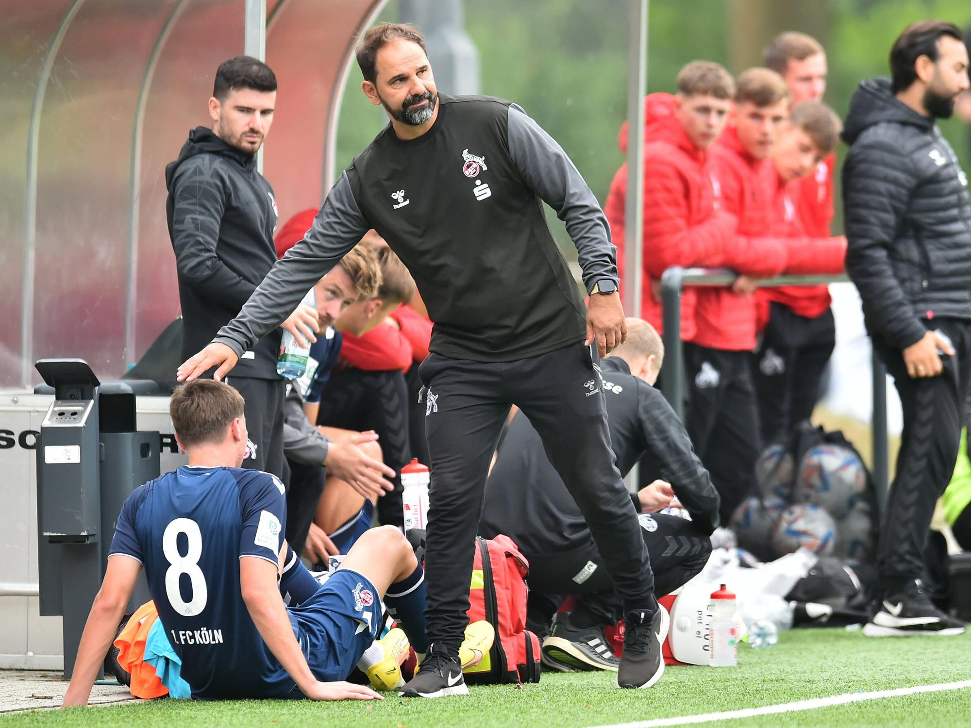 Stefan Ruthenbeck Trainer tätschelt Jaka Cuber Potocnik.