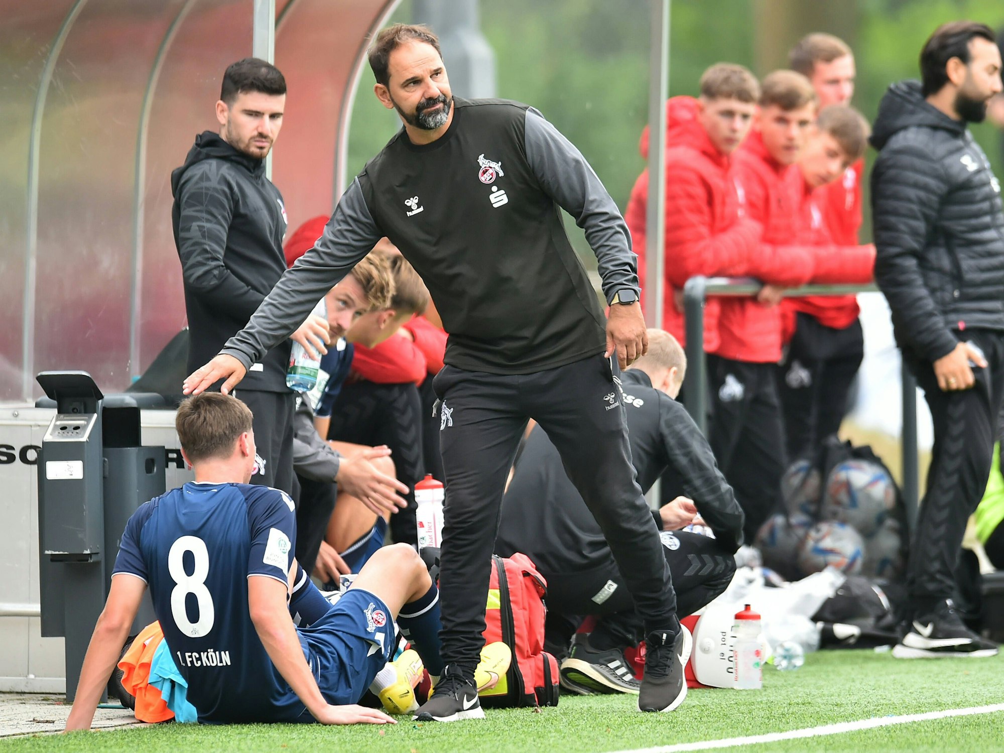 Stefan Ruthenbeck Trainer tätschelt Jaka Cuber Potocnik.