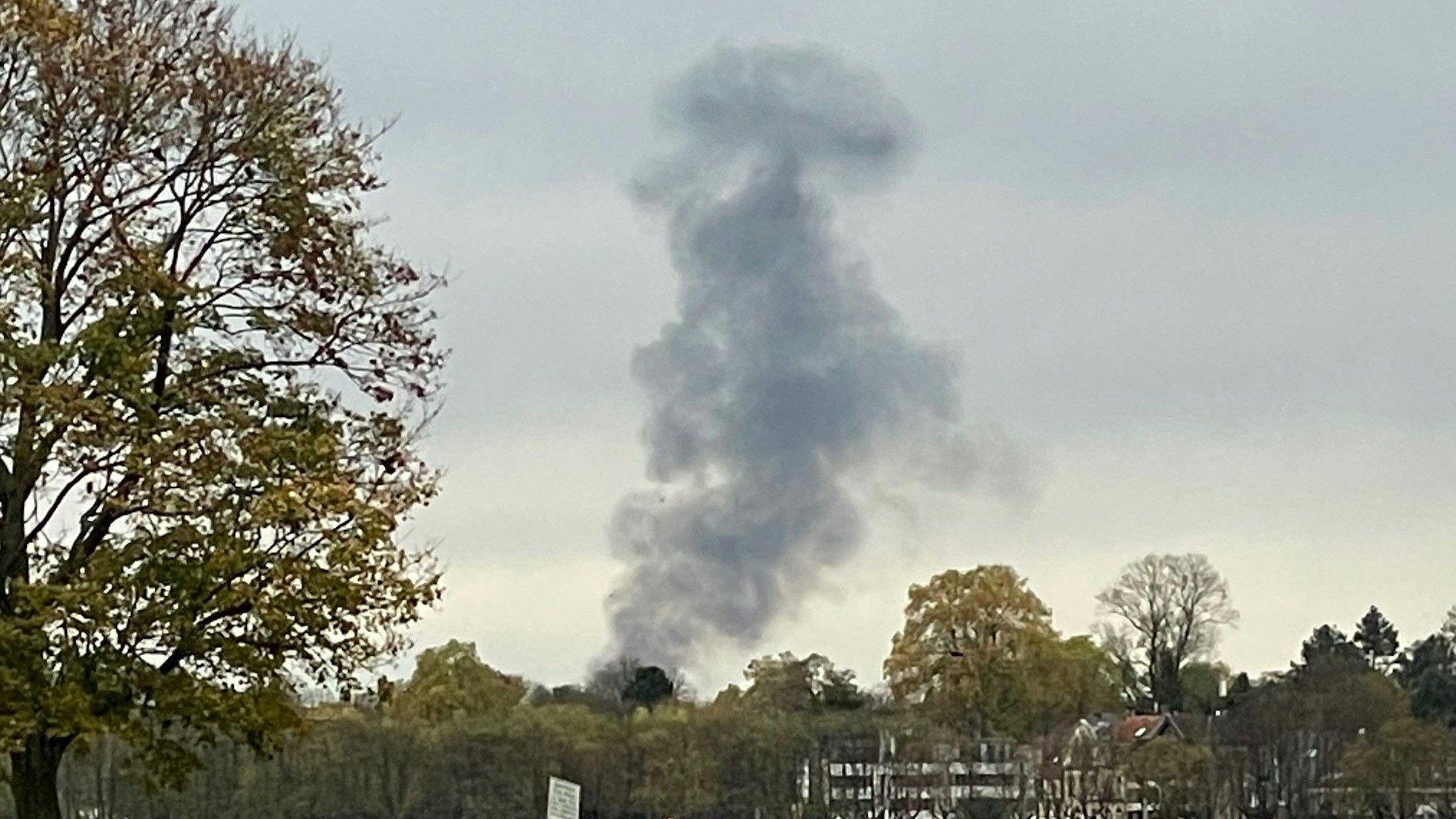 Die schwarze Rauchwolke war auch in Köln gut sichtbar.