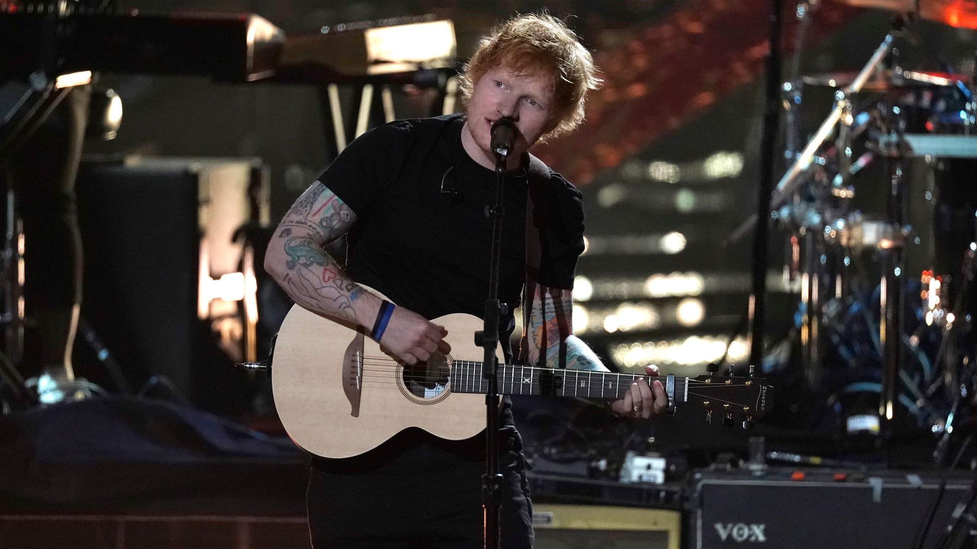 Ed Sheeran performt mit seiner Gitarre auf der Bühne.