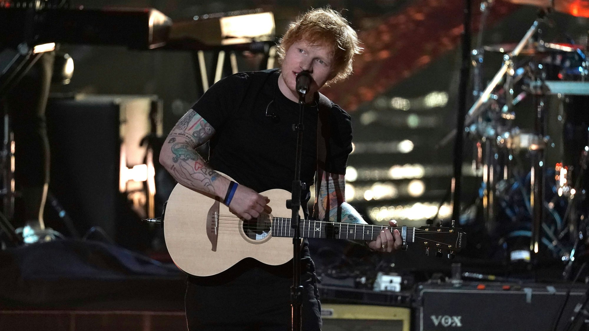 Ed Sheeran performt mit seiner Gitarre auf der Bühne.