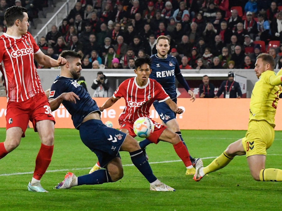Marvin Schwäbe rettet für den 1. FC Köln gegen Freiburg.