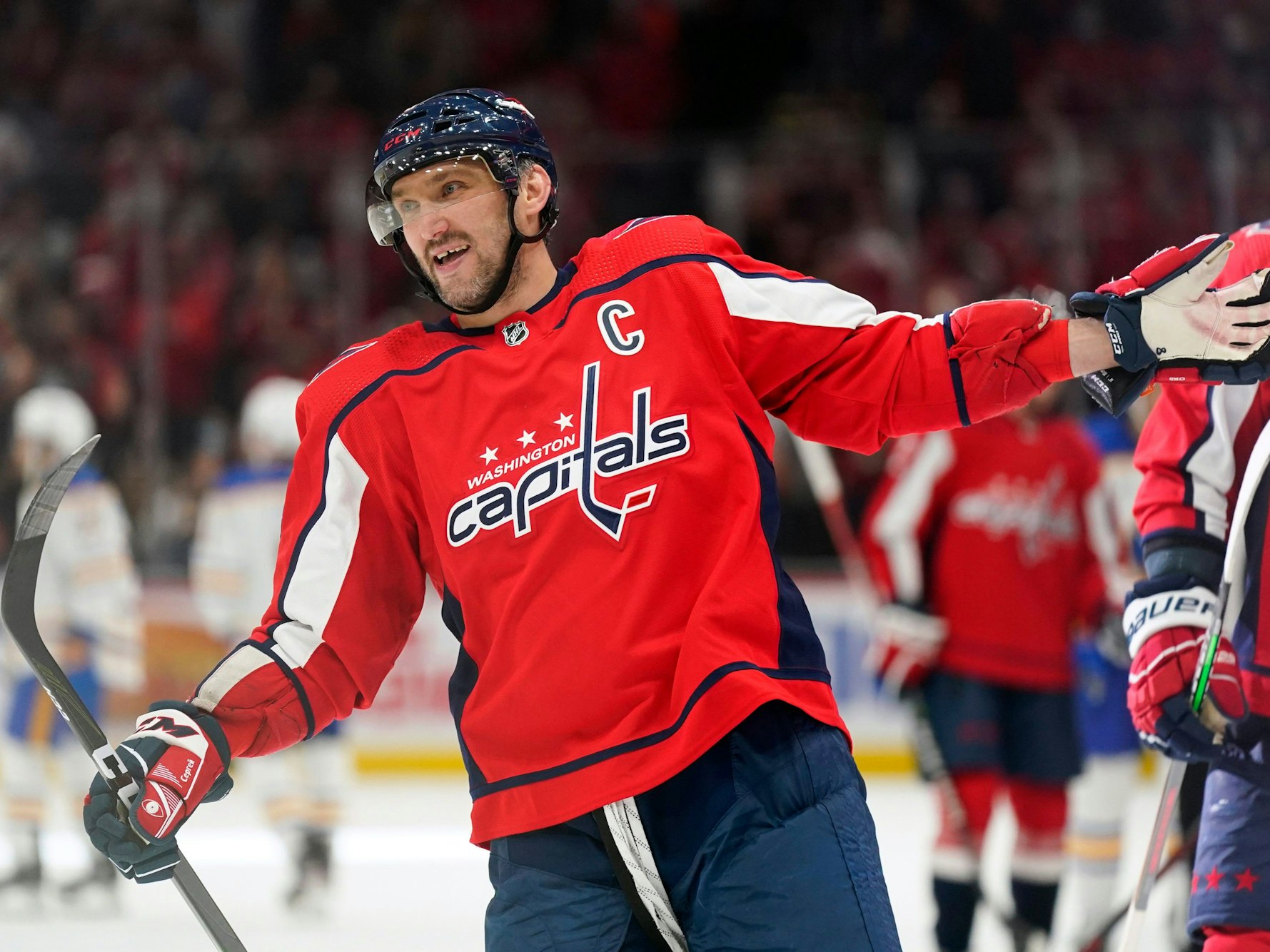 Alexander Owetschkin von den Washington Capitals jubelt nach einem Tor von Teamkollege Wilson.