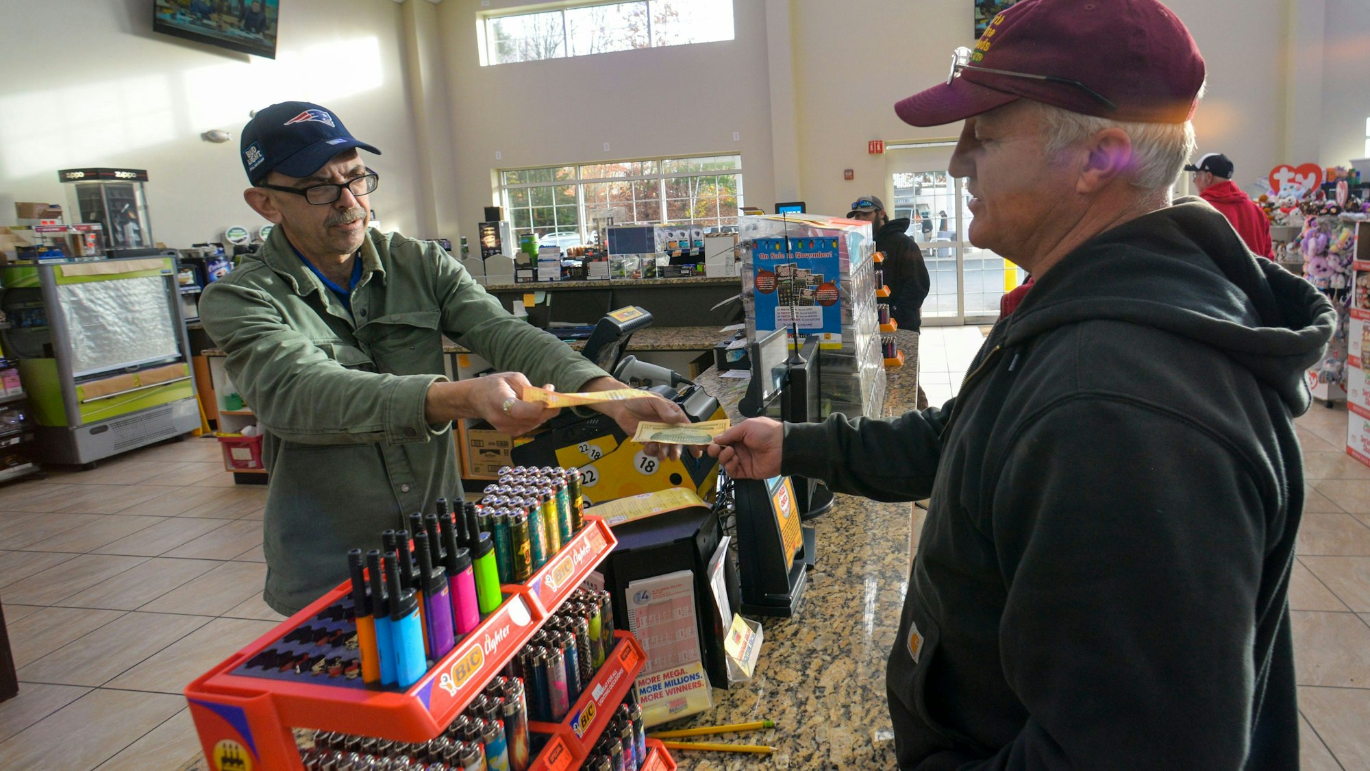 Ein Mann kauft in einem Kiosk in den USA Scheine für die Lotterie Powerball. Der Jackpot ist auf einen Rekordwert angestiegen.