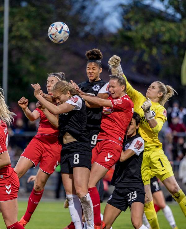 Strafraumszene beim Spiel der Frauen-Bundesliga zwischen Eintracht Frankfurt und dem 1. FC Köln.