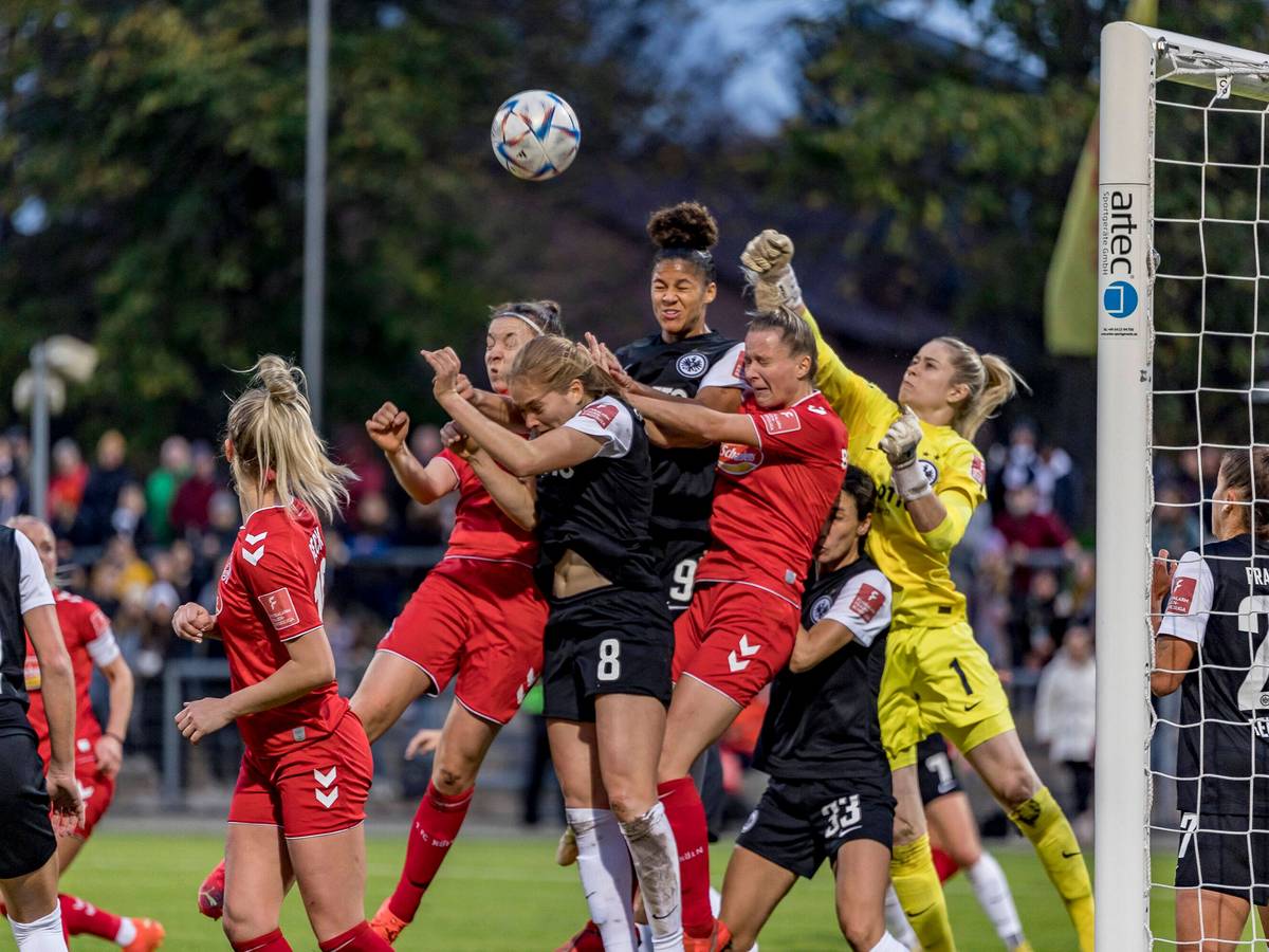 Strafraumszene beim Spiel der Frauen-Bundesliga zwischen Eintracht Frankfurt und dem 1. FC Köln.