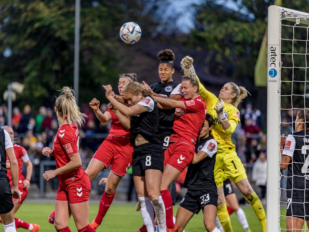Strafraumszene beim Spiel der Frauen-Bundesliga zwischen Eintracht Frankfurt und dem 1. FC Köln.