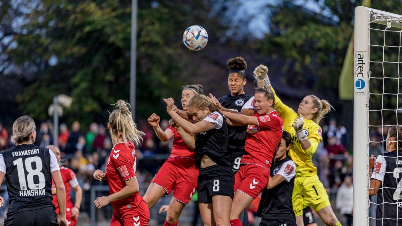 Strafraumszene beim Spiel der Frauen-Bundesliga zwischen Eintracht Frankfurt und dem 1. FC Köln.