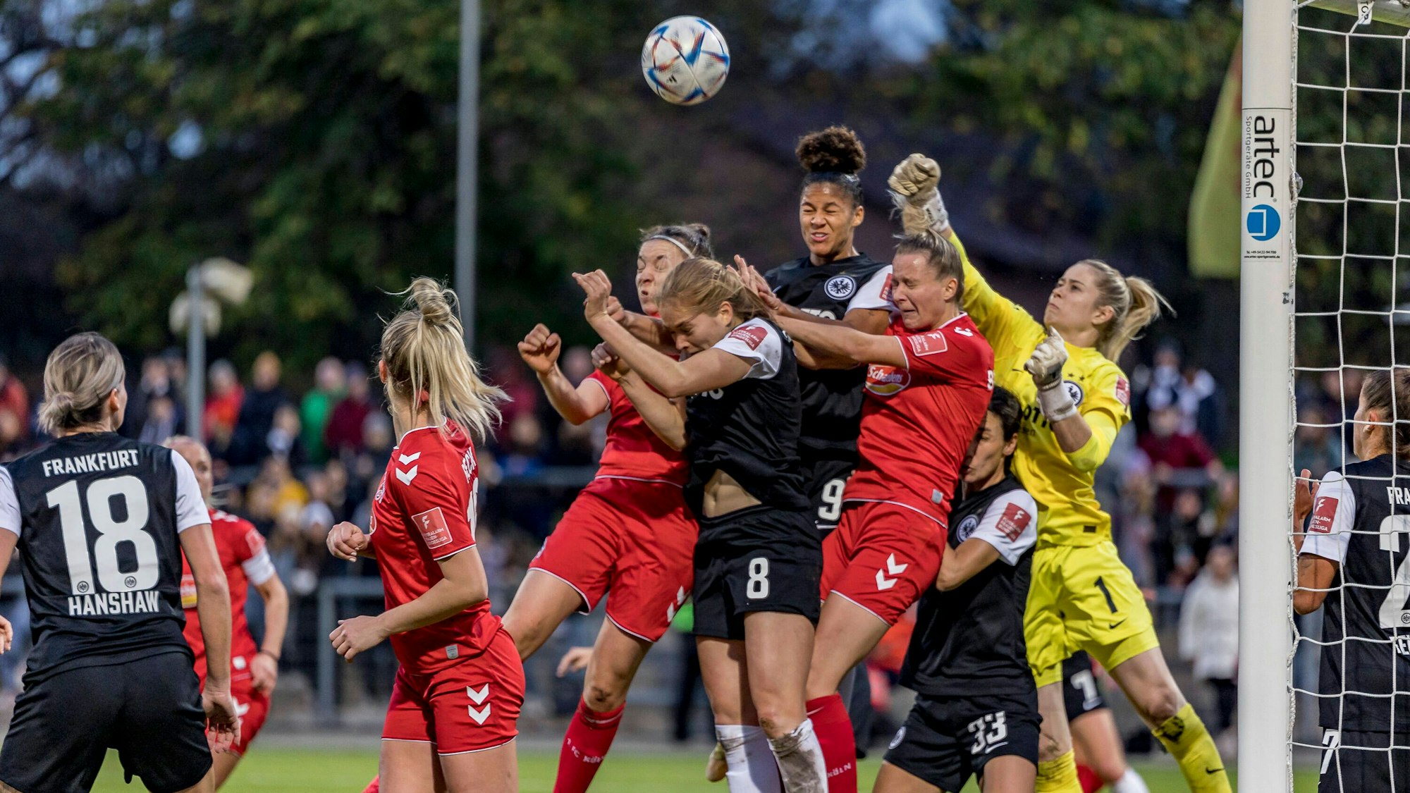 Strafraumszene beim Spiel der Frauen-Bundesliga zwischen Eintracht Frankfurt und dem 1. FC Köln.
