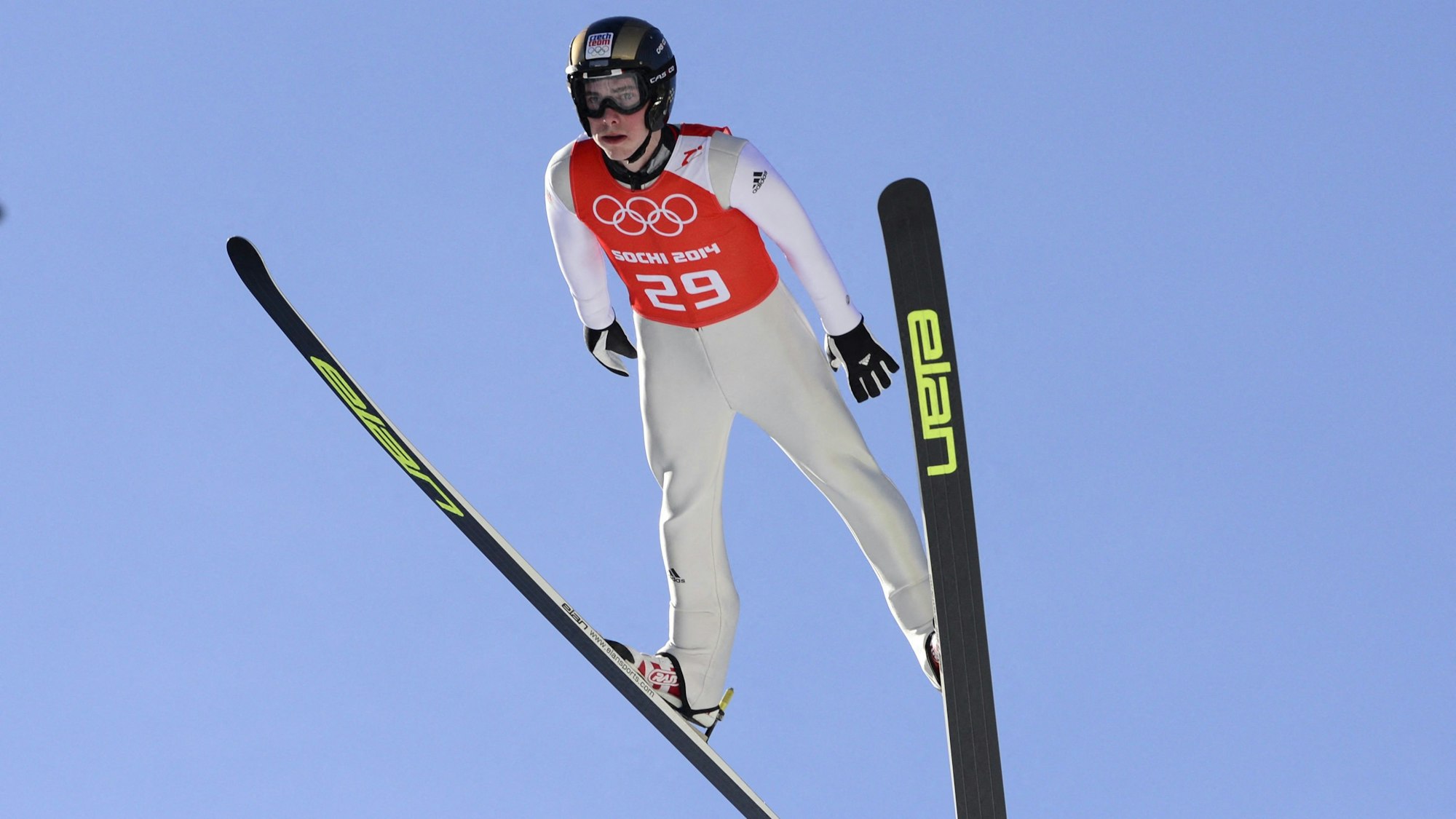 Skispringer Antonin Hajek bei den Olympischen Winterspielen in Sotschi im Wettkampf