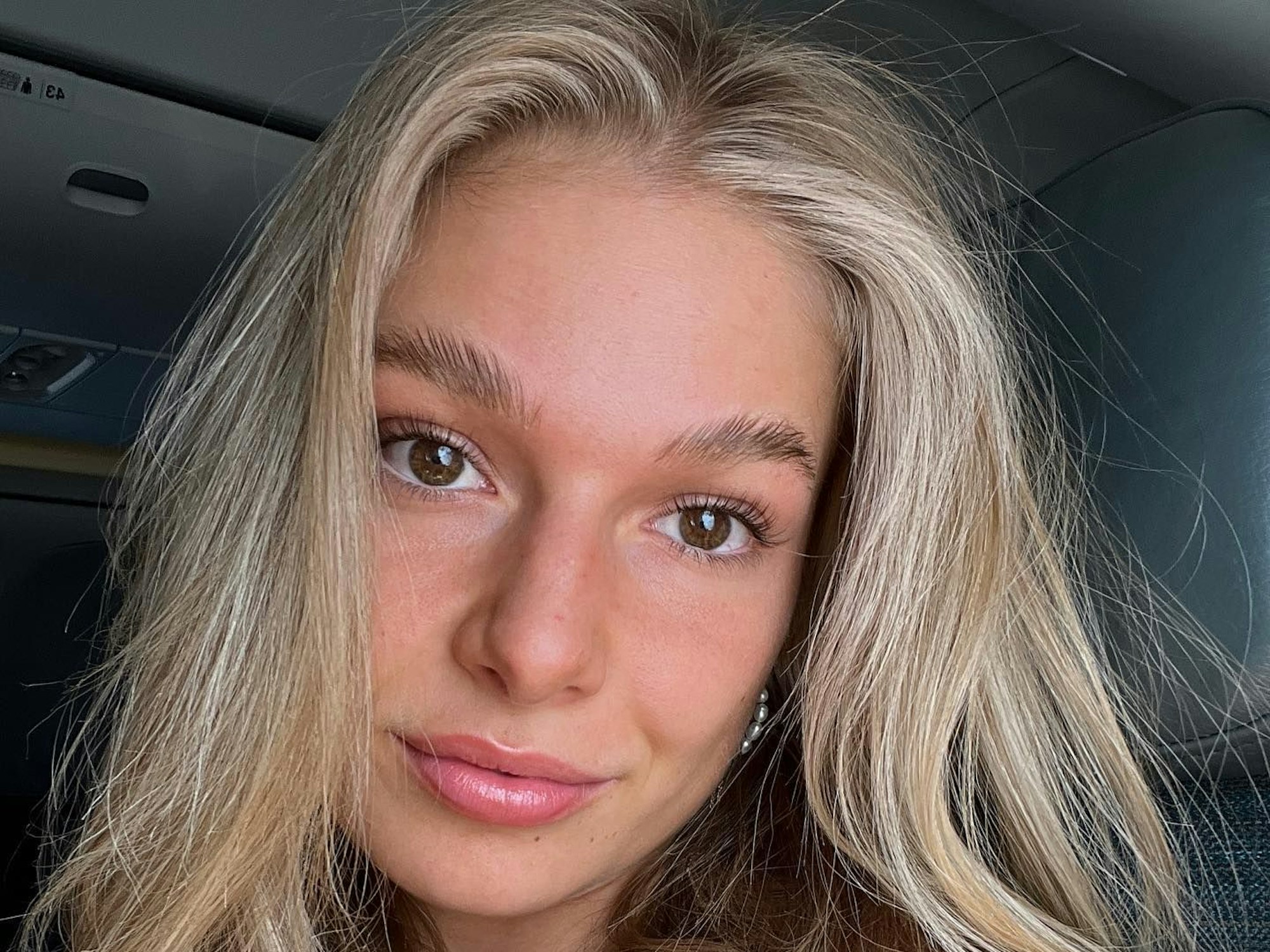 Lola Weippert posiert mit offenen Haaren für ein Selfie.