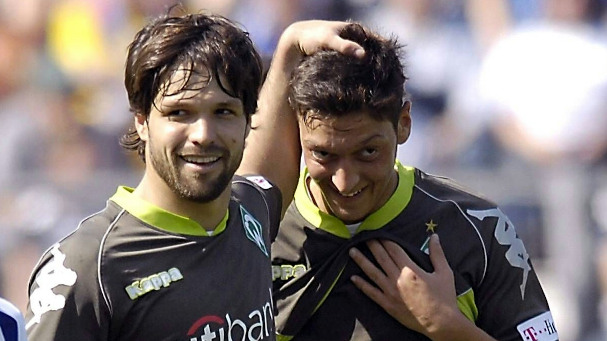 Diego und Mesut Özil jubeln gemeinsam über ein Tor.