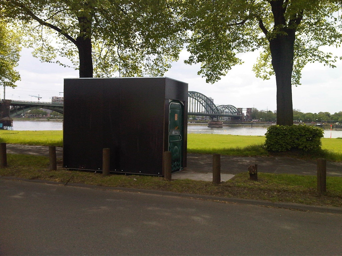 Eine der mobilen AWB-Toiletten am Rhein