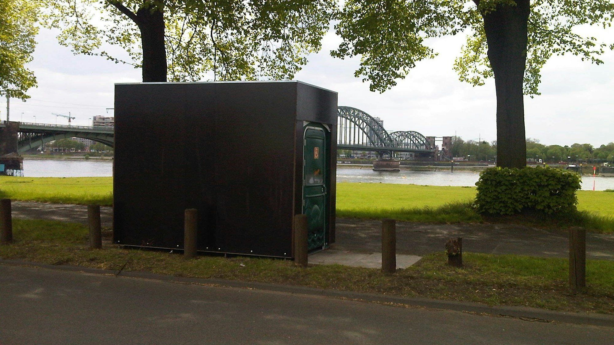 Eine der mobilen AWB-Toiletten am Rhein