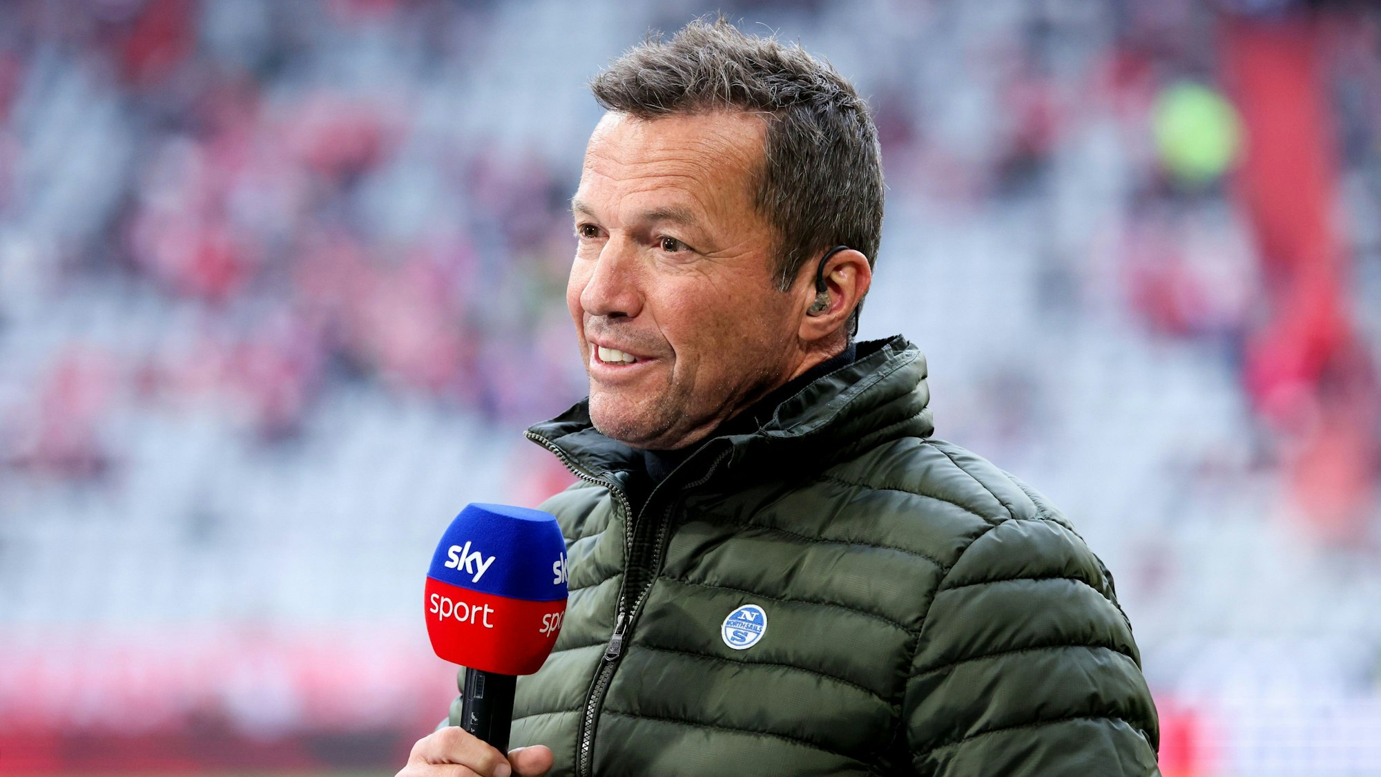 Der TV Experte und ehemalige Fußballprofi Lothar Matthäus steht vor dem Spiel im Stadion.