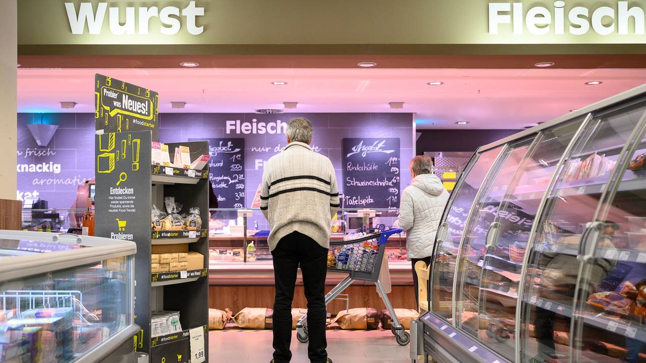 An der Fleischtheke entscheiden sich die meisten gegen Fleisch-Alternativen. Unser Symbolfoto zeigt Kundinnen und Kunden an einer Fleischtheke im Supermarkt.