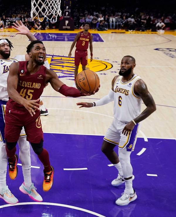 Die LA Lakers kamen gegen die Cleveland Cavaliers oft einen Schritt zu spät. Hier ist Donovan Mitchell vor Anthony Davis und LeBron zur Stelle.