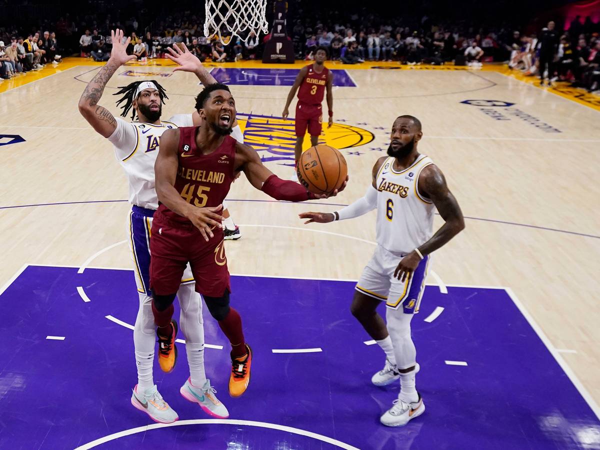 Die LA Lakers kamen gegen die Cleveland Cavaliers oft einen Schritt zu spät. Hier ist Donovan Mitchell vor Anthony Davis und LeBron zur Stelle.