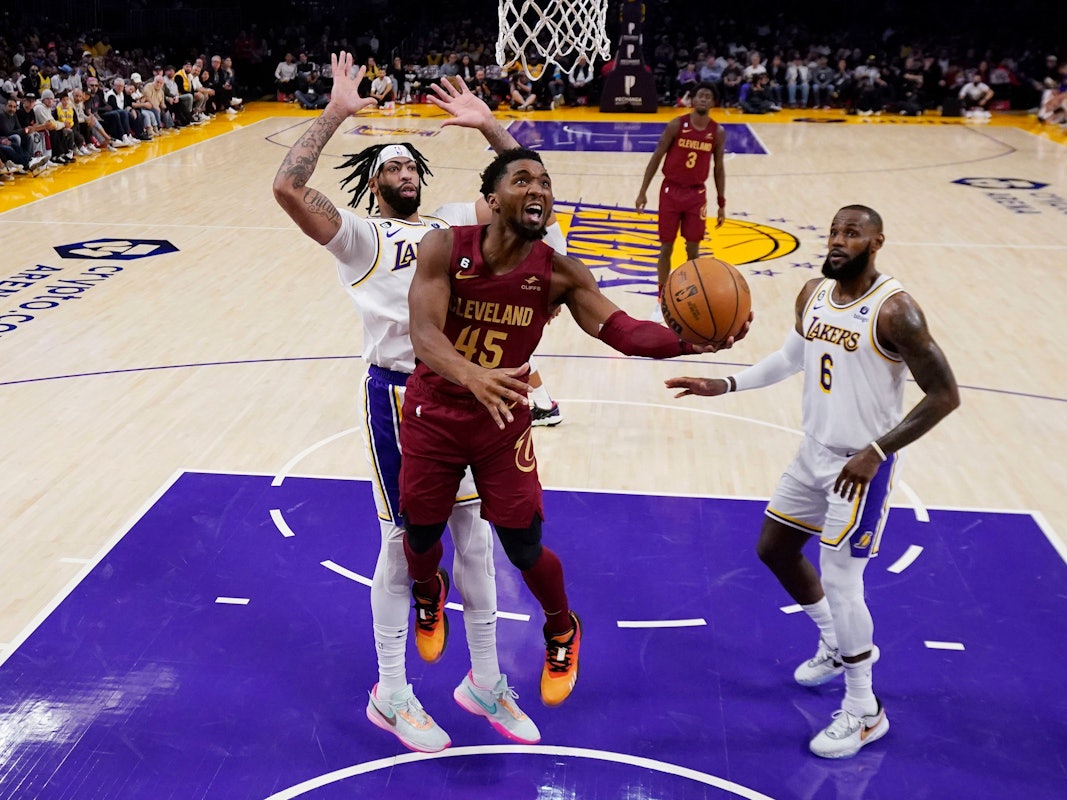 Die LA Lakers kamen gegen die Cleveland Cavaliers oft einen Schritt zu spät. Hier ist Donovan Mitchell vor Anthony Davis und LeBron zur Stelle.